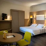 Logis De La Tour Hotel