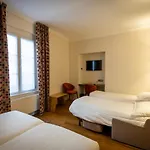 Hotel Logis De La Tour 3*