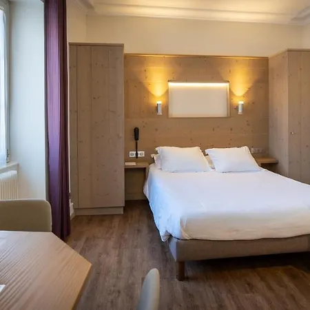 Logis De La Tour Hotel 3*