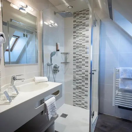 Hotel Logis De La Tour 3*