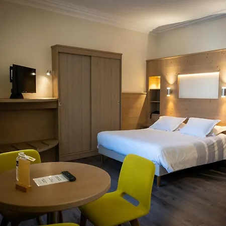 Logis De La Tour Hotel