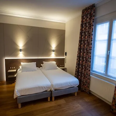 Hotel Logis De La Tour 3*
