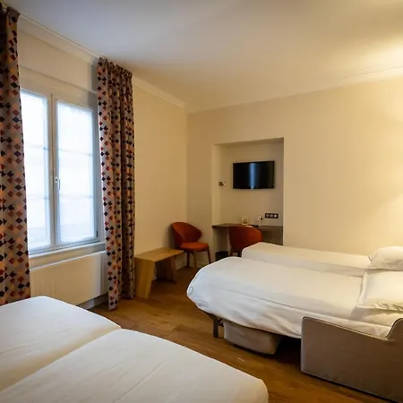 Hotel Logis De La Tour 3*