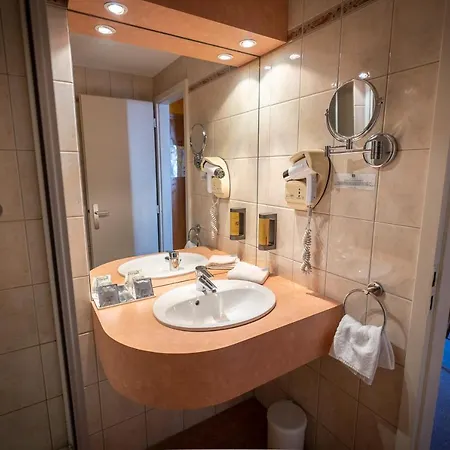 Logis De La Tour 3*