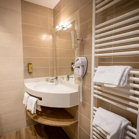 Logis De La Tour 3*