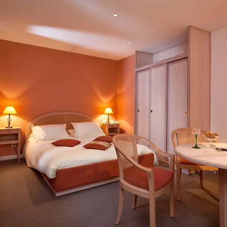 Logis De La Tour Hotel 3*