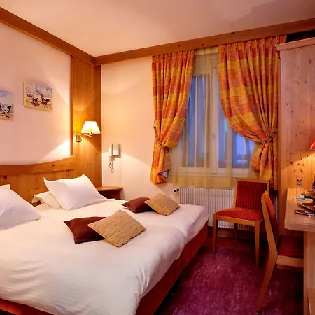 Logis De La Tour 3*