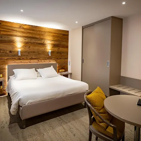 Logis De La Tour فندق ريبوفيل