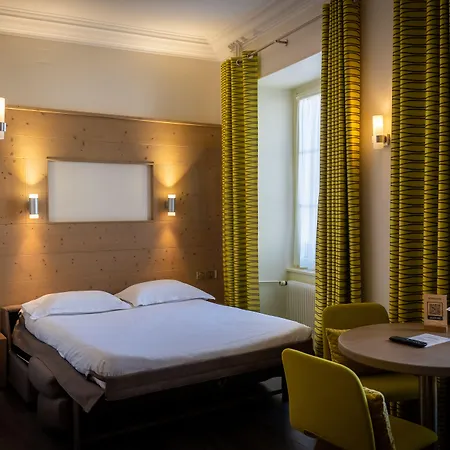 Logis De La Tour Hotel 3*