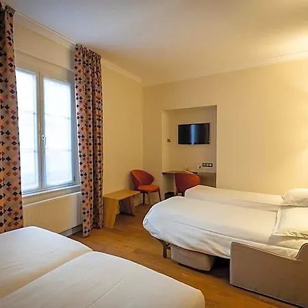 Logis De La Tour Hotel