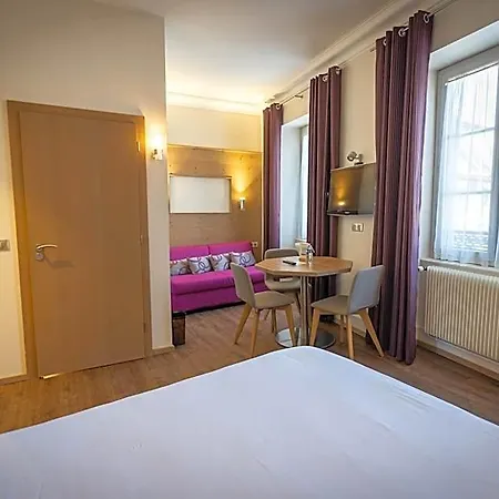 Logis De La Tour Hotel