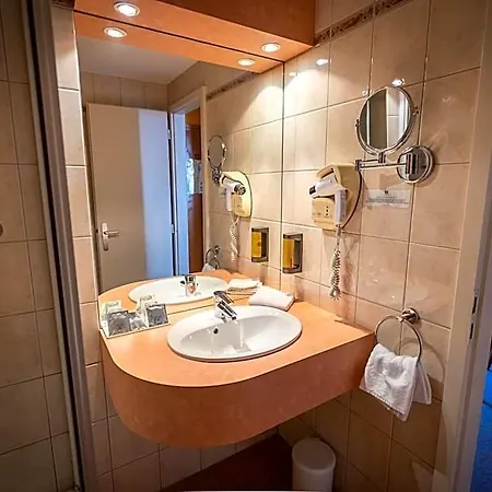 Hotel Logis De La Tour
