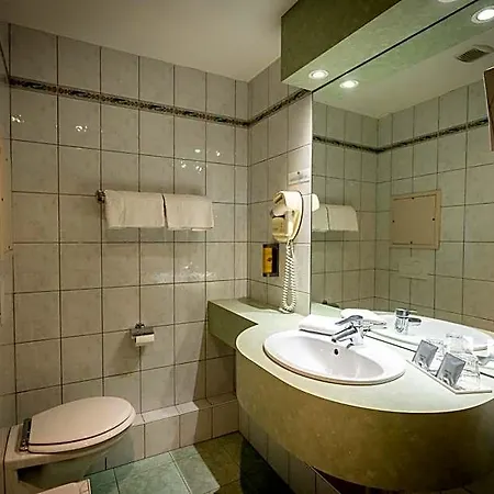 Hotel Logis De La Tour 3*