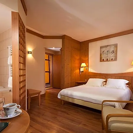 Logis De La Tour Hotel