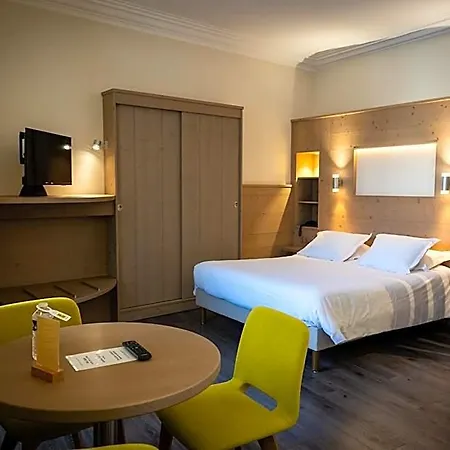 Logis De La Tour Hotel