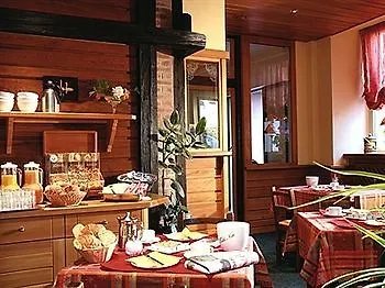 Hotel Logis De La Tour 3*