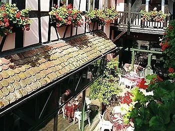 Hotel Logis De La Tour 3*