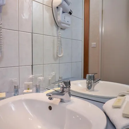 Logis De La Tour Hotel 3*