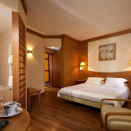 Logis De La Tour 3*