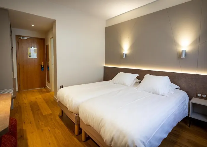 Hotel Logis De La Tour 3*