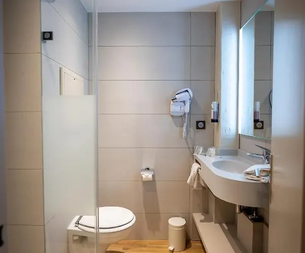 Logis De La Tour Hotel 3*