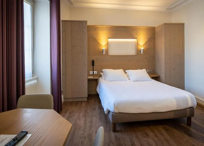 Logis De La Tour Hotel 3*