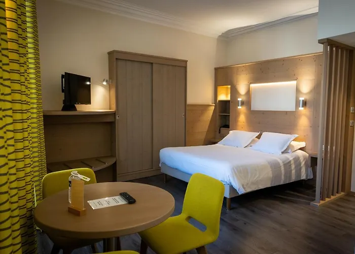 Logis De La Tour Hotel