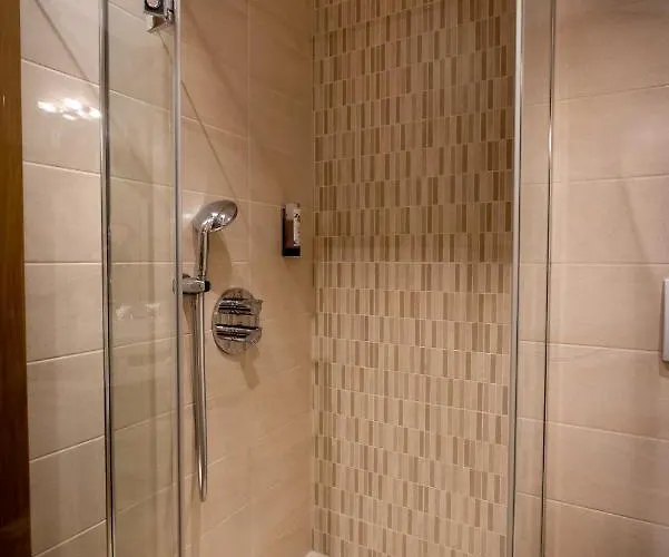 Hotel Logis De La Tour 3*