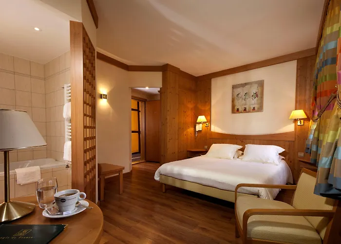 Logis De La Tour Hotel