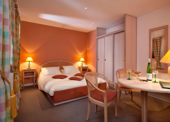 Logis De La Tour Hotel 3*