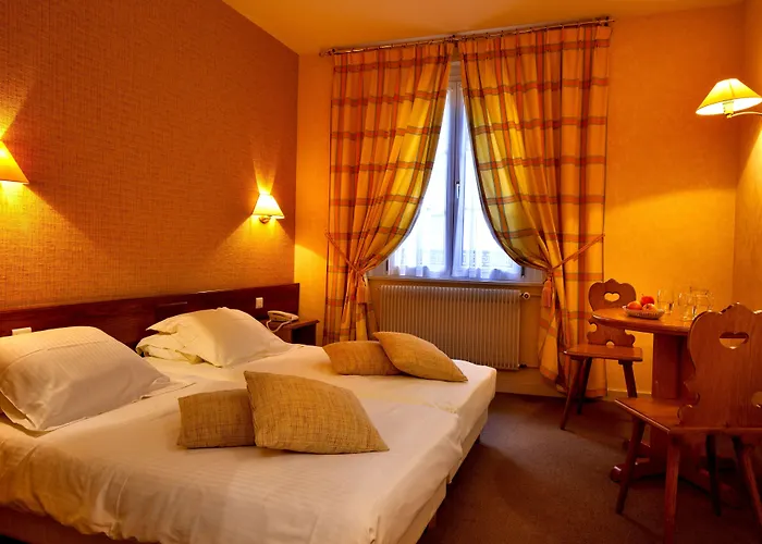 Hotel Logis De La Tour 3*