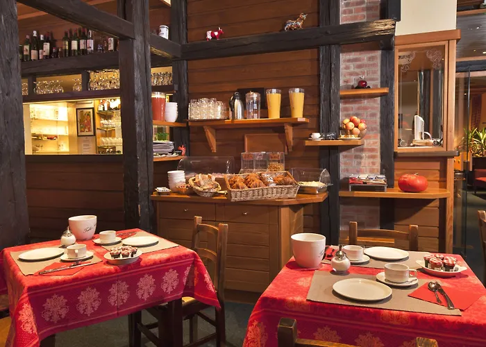 Logis De La Tour Hotel