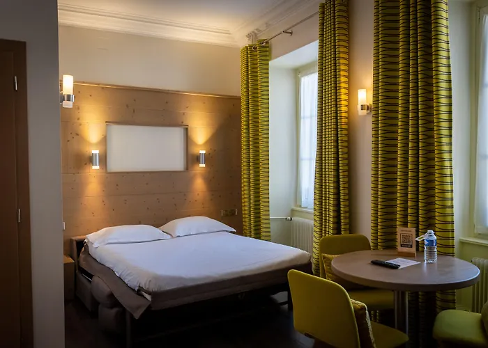 Logis De La Tour Hotel 3*