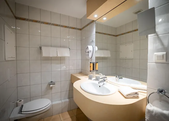 Hotel Logis De La Tour