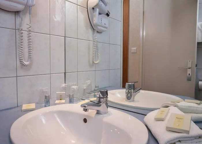 Logis De La Tour Hotel 3*