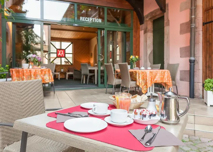 Logis De La Tour Hotel 3*