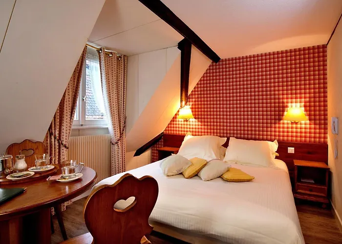 Logis De La Tour Hotel 3*