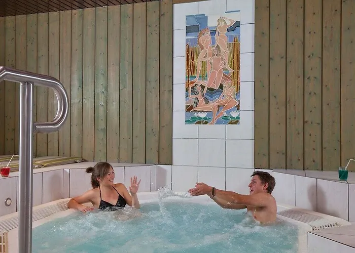 Logis De La Tour Hotel 3*